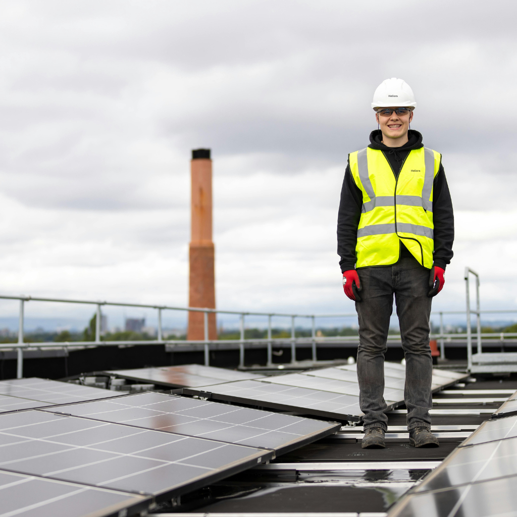 Instalatori conectați la tabloul electric al unei case cu sistem solar